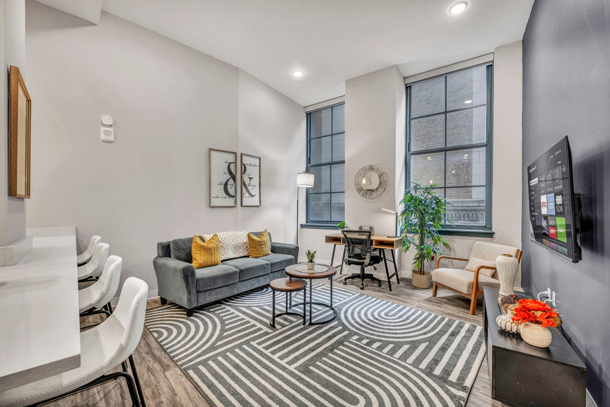 Central 1B in Heart of Downtown • Pool & Spa • Gym