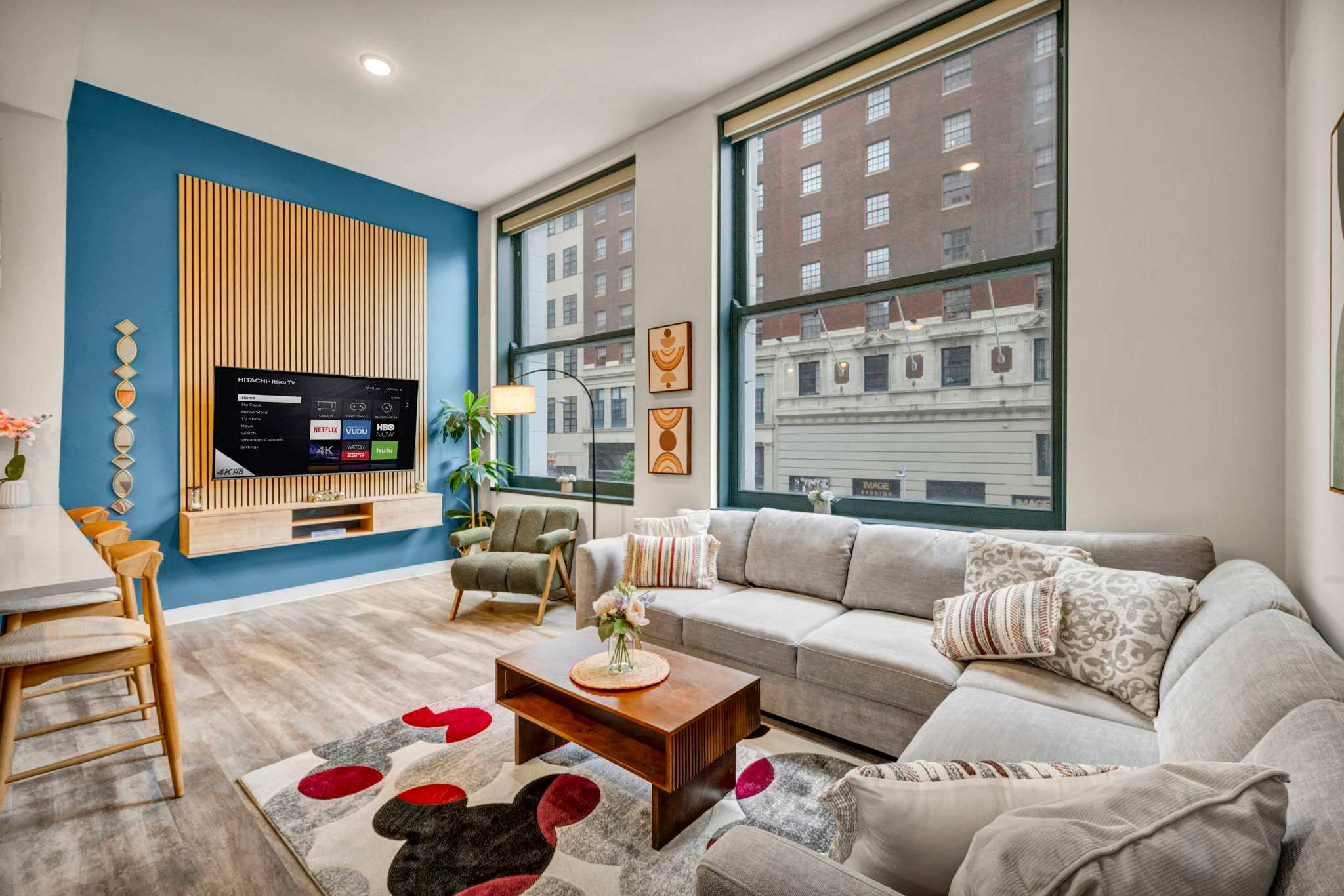 Central Flat w/ Pool & Sauna • Gym • Heart of DT