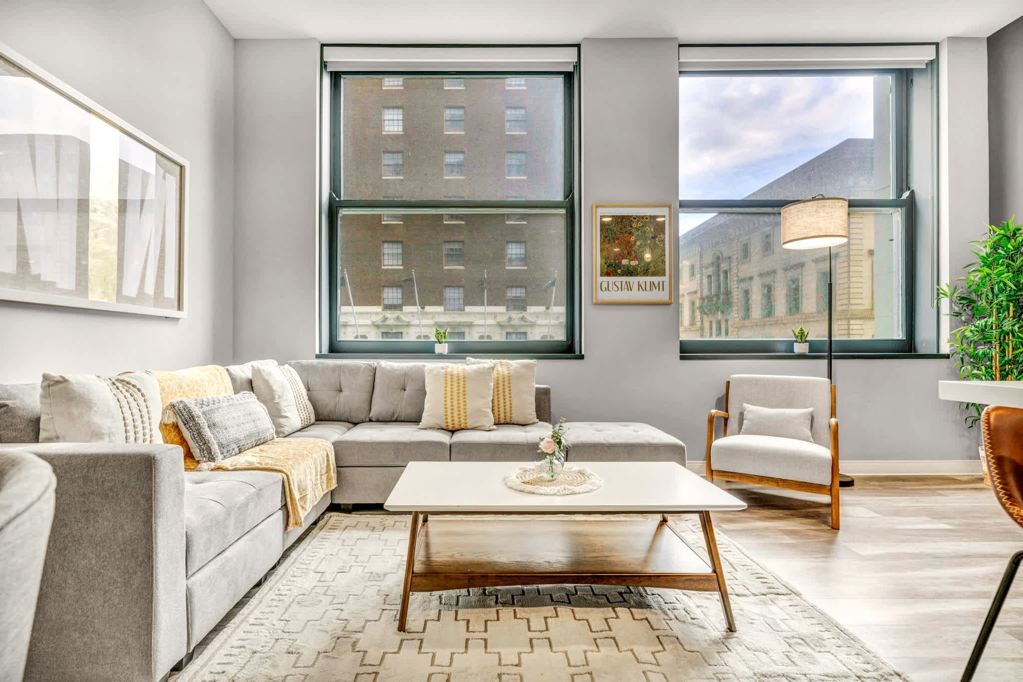 Central Flat w/ Pool & Sauna • Gym • Heart of DT