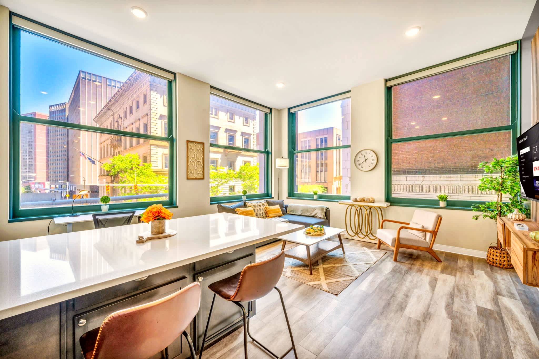 Central Flat w/ Pool & Sauna • Gym • Heart of DT
