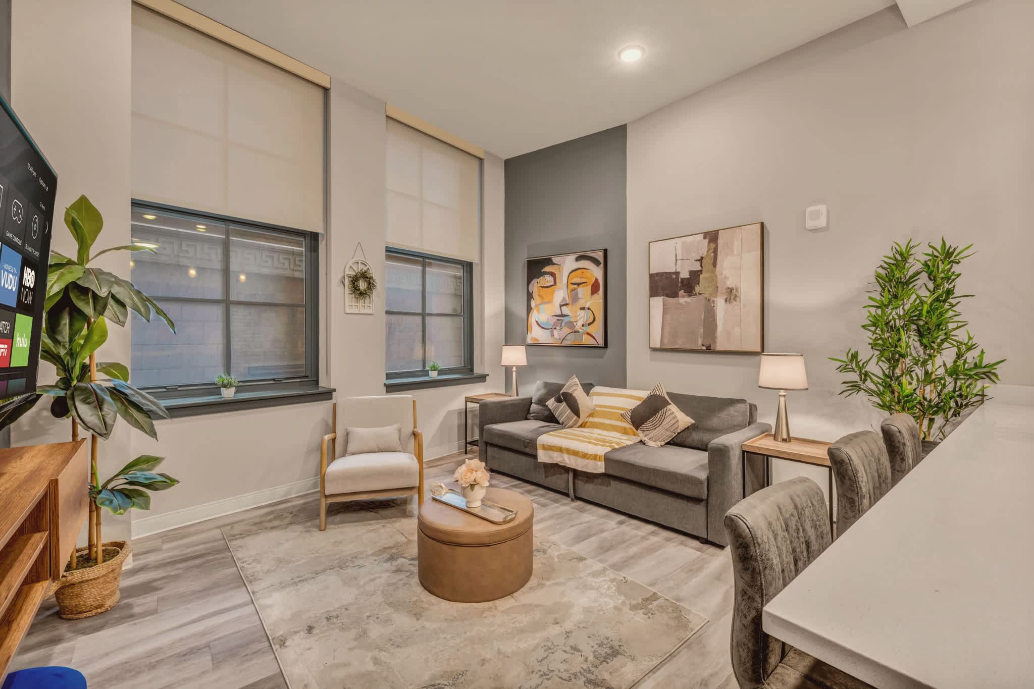 Central Flat w/ Pool & Sauna • Gym • Heart of DT