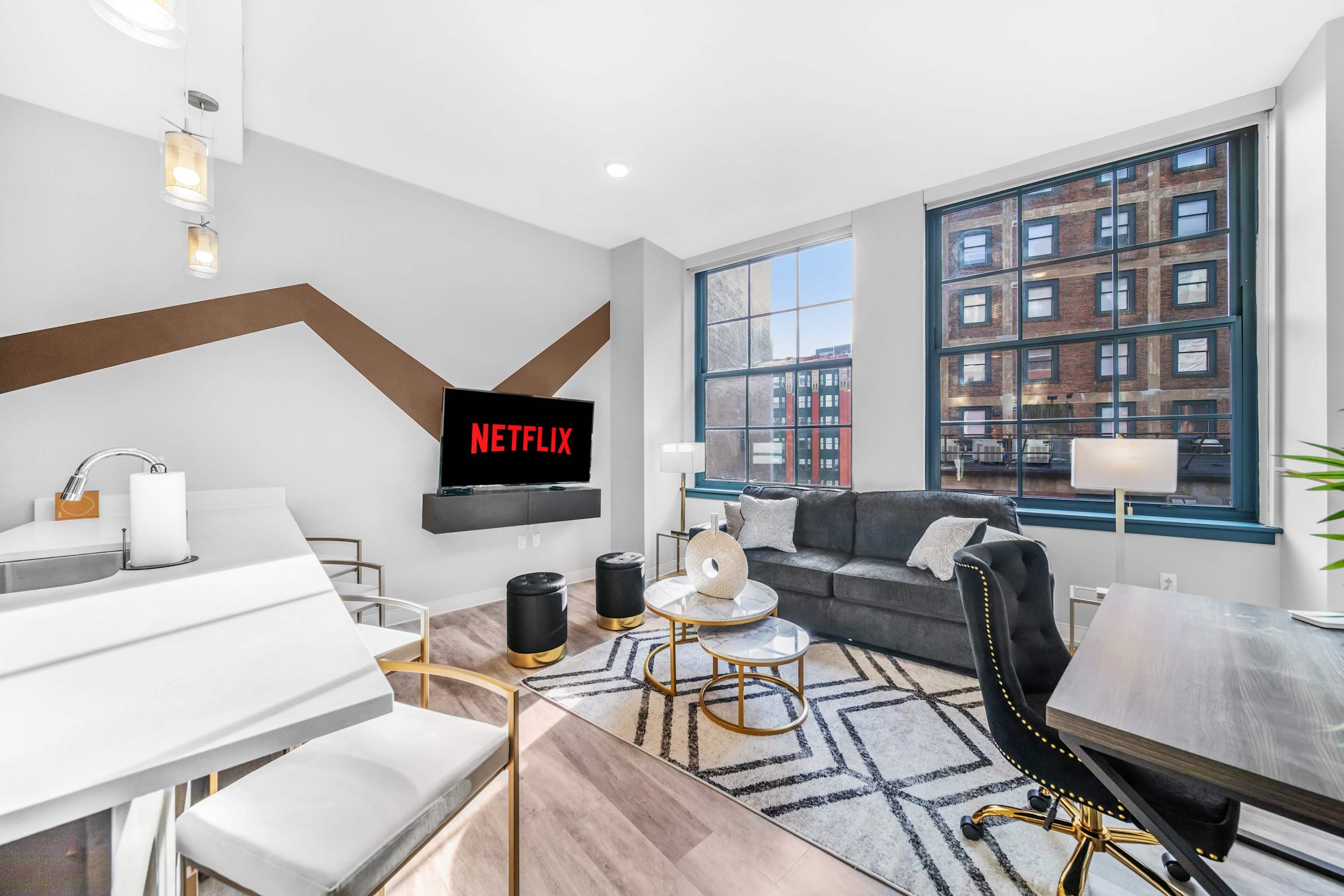 Central Flat w/ Pool & Sauna • Gym • Heart of DT