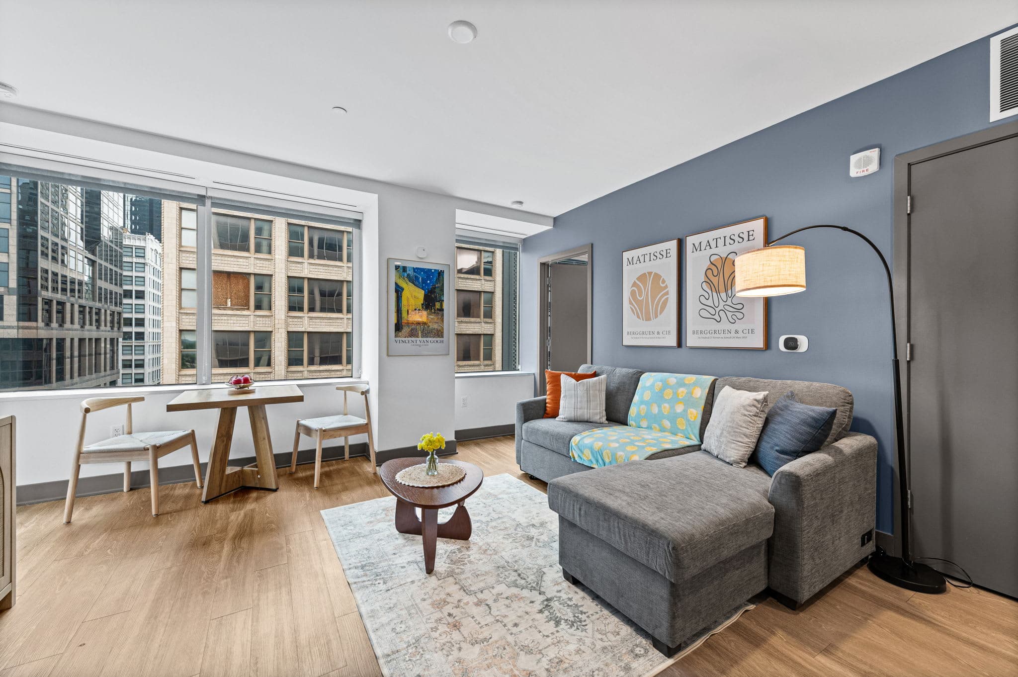 Central Flat: Pool | Gym | Free Parking | Downtown