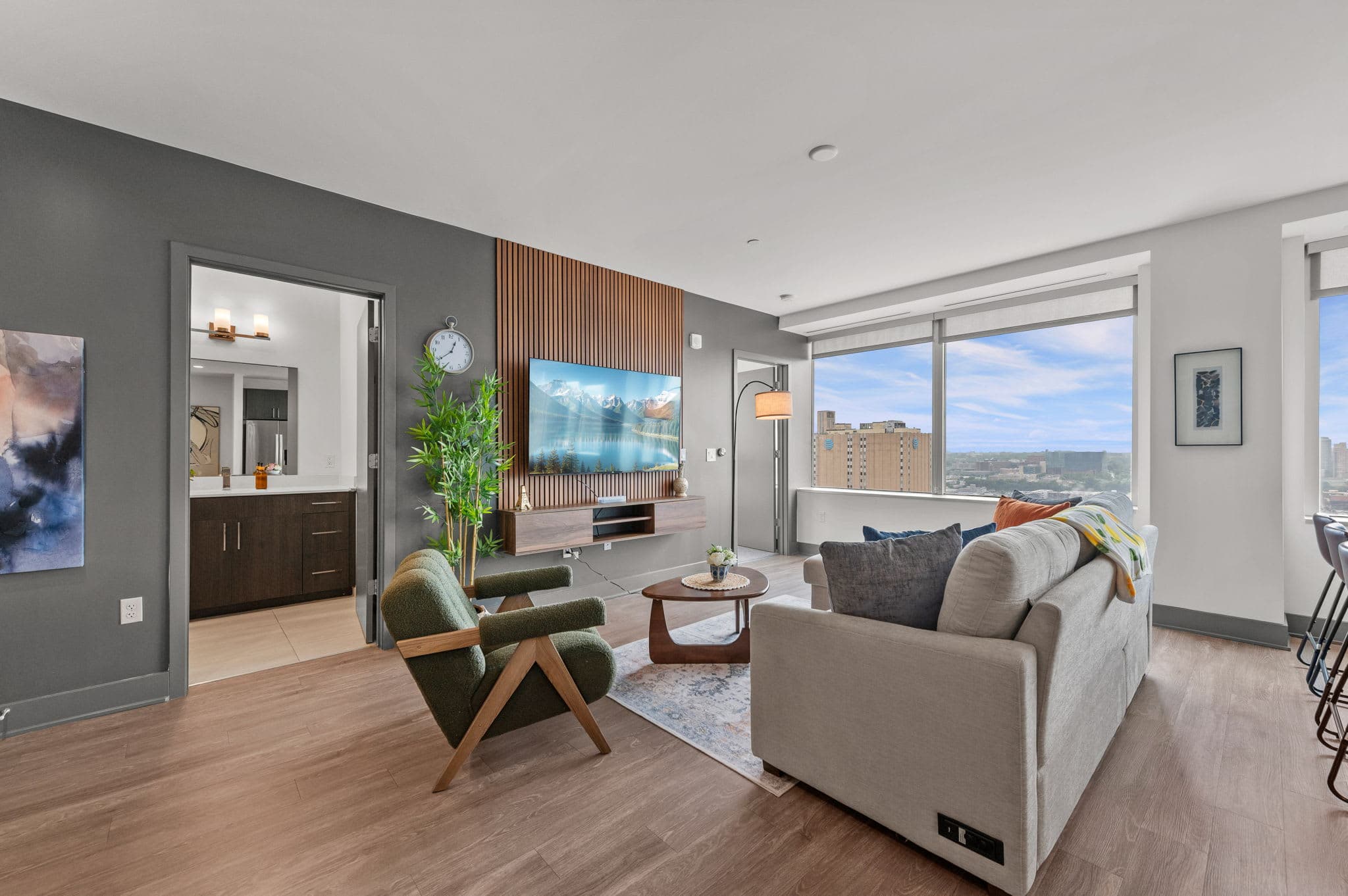 Penthouse SkySuite • Pool/Gym/Free Park • Downtown