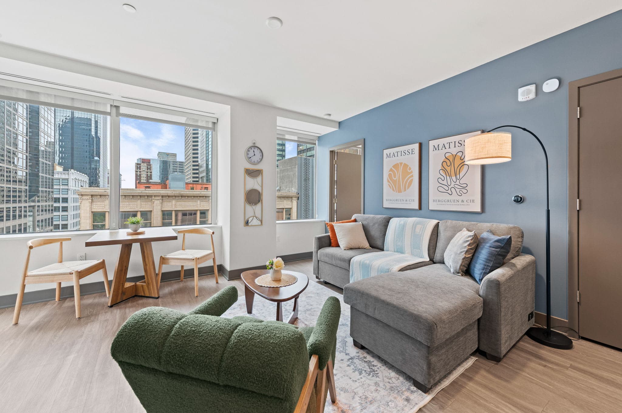Central Flat: Pool | Gym | Free Parking | Downtown